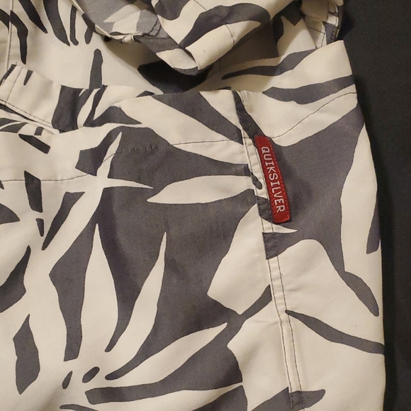 Quiksilver Leaf Pattern Tropical Shirt - Picture 5 of 7